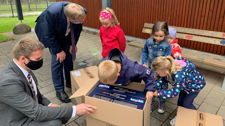 Dr. Patrick Sensburg und Burkhard König übergeben Spielzeuge an die Kinder im Städt. Kindergarten Wormbach.